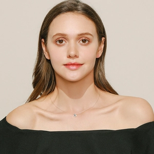 Collier minimaliste en argent avec pendentif zircon brillant sur chaîne fine invisible