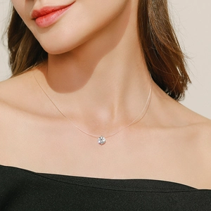 Élégant collier invisible en fil de pêche avec pendentif en zircon scintillant