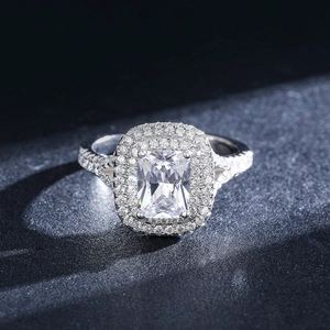 Bague luxueuse en argent 925 avec pierre principale taille émeraude et sertissage double halo