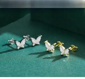 Vue macro de boucles d'oreilles papillon en argent S925 doré et argenté avec zircons