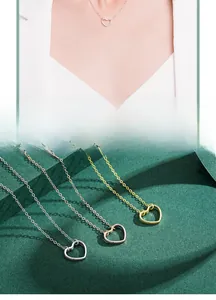 Détails des colliers avec pendentif cœur évidé en finitions argent, or et or rose