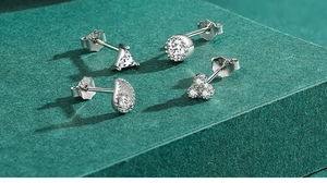 Gros plan de boucles d'oreilles S925 en argent sterling avec pierres précieuses claires