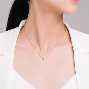 Collier minimaliste en argent S925 avec mini pendentif cœur doré 3D sur mannequin