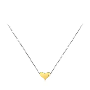 Collier minimaliste en argent S925 avec pendentif cœur doré poli sur fond blanc épuré