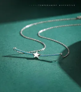 Makroaufnahme einer S925 Sterlingsilber Sternkette mit Türkissteinen in minimalistischem Design