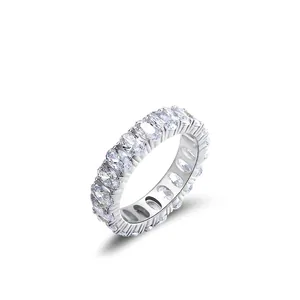 Anello eternity scintillante in argento 925 con diamanti sintetici taglio ovale