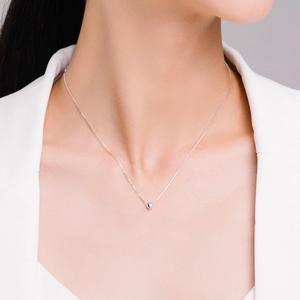 Collier minimaliste en argent sterling S925 avec petit cœur porté par un mannequin