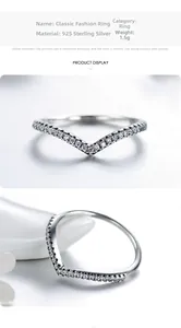 Vue macro d'une bague chevron en argent 925 avec zircons blancs pesant 1,5g