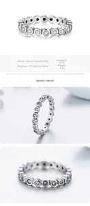Gros plan sur anneau en argent sterling 925 avec pierres zircon et poinçon S925