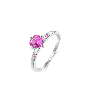 Bague élégante en argent 925 avec zircon cœur rose et pierres latérales vue à 45 degrés