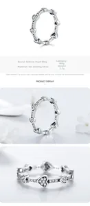Détail macro d'une bague éternité cœurs en argent S925 sertie de zircons cubiques