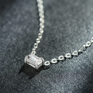 Collier minimaliste en argent S925 avec pendentif en zircone taille émeraude élégant