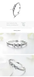 Détails macro de la bague étoile en argent 925 avec incrustation de zircon et de perles