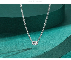 Détail macro du collier en argent S925 avec zircon ovale serti clos de style élégant