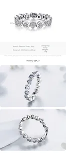 Détail d'une bague coeur en argent 925 sertie de zircons avec largeur de 0,37 cm