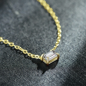 Élégant collier en argent S925 doré avec pendentif en zircon rectangulaire taille émeraude