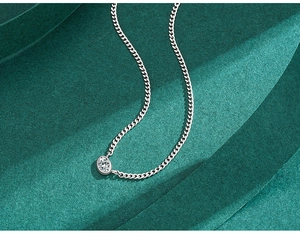 Vue détaillée d'une chaîne gourmette en argent S925 avec pendentif solitaire en zircon