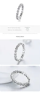 Vue macro d'une bague étoile en argent 925 avec zircons et détail de 0,36cm de large