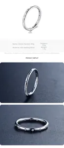 Détail macro de la bague en argent 925 avec zircons étincelants et anneau lisse poli