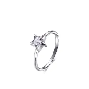 Bague minimaliste en argent S925 avec zircon scintillant en forme d'étoile sur fond blanc