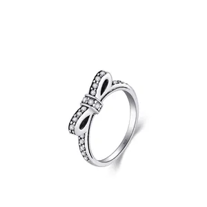 Eleganter S925 Silberring mit Schleife und Mikro-Pavé-Zirkonia auf weißem Hintergrund