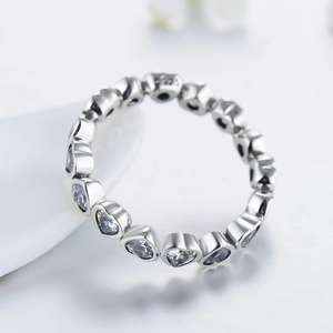 Bague éternité élégante en argent S925 ornée de pierres de zircone en forme de cœur