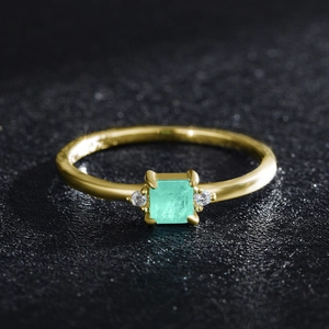Elegante gouden S925 zilveren ring met vierkante groene steen en diamanten