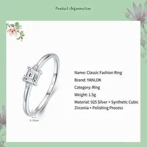 Klassischer Ring aus 925er Sterlingsilber mit quadratischem Zirkon und Seitensteinen