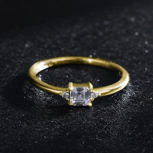Eleganter vergoldeter 925er Silberring mit einem quadratisch geschliffenen Zirkonia
