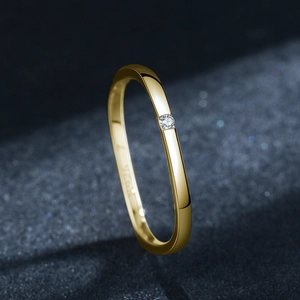Bague minimaliste en argent S925 doré sertie d'un oxyde de zirconium rond brillant