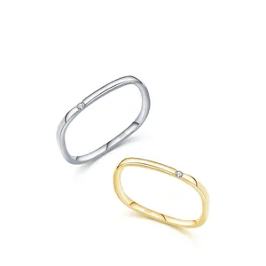 Ensemble de bagues S925 en argent fin de forme carrée-ronde avec pierre de zircon