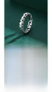 Detaillierte Makroansicht des S925 Sterlingsilberrings mit hohlen Elefantenschnitzereien