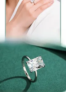 Gros plan d'une bague en argent avec une grande pierre de zircon rectangulaire sertie griffes