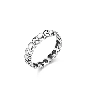 Ring aus S925 Sterlingsilber mit durchgehendem Reliefmuster aus kleinen Cartoon-Figuren