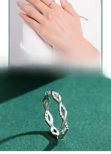 Détail d'une bague en argent s925 torsadée avec micro-pavage de cristaux fins