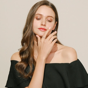 Minimalist S925 sterling silver wavy band ring worn on finger for casual fashion