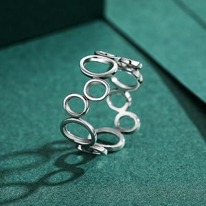 Minimalist S925 sterling silver ring featuring geometric interlocking circular hollow rings