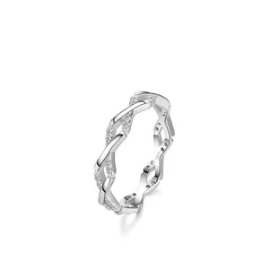 Élégante bague en argent sterling S925 avec design croisé évidé et détails en diamant
