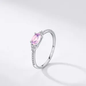 Bague élégante en argent S925 avec zircon rose ovale et diamants pavés sur fond blanc