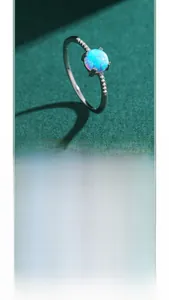 Détail macro de la bague en argent S925 avec opale bleue et accents de zircon
