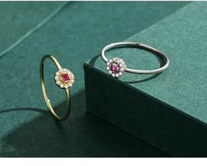 Détail macro de bagues en argent S925 avec pierres roses carrées et sertissage halo élégant