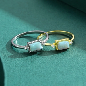 Eleganti anelli in argento s925 e oro con opali rettangolari e piccoli diamanti