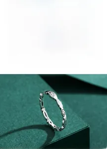 Détails de la bague en argent sterling S925 présentant un motif de poissons continu