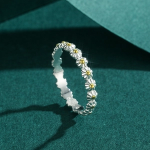 Elegant S925 sterling silver daisy ring with yellow flower centers on green background