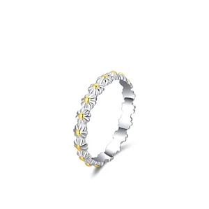 S925 sterling silver daisy flower ring with gold stamens in minimalist fresh style