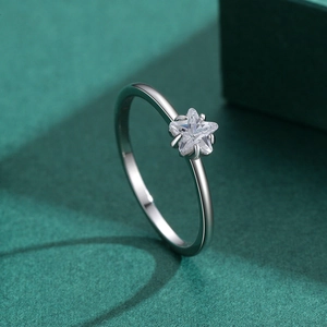 S925 sterling silver minimalist ring featuring a star-shaped zircon on green background