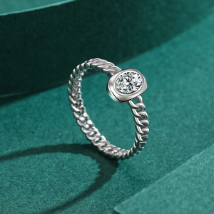 Anello in zircone ovale con fascia a catena cubana argento su fondo strutturato