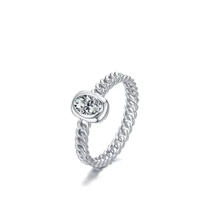 Anello minimalista in argento con zircone ovale e fascia a catena su sfondo bianco