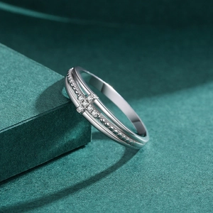 Bague double anneau en argent S925 avec croix pavée et bande perlée élégante