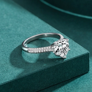 Elegant S925 sterling silver ring with heart-shaped zircon and pavé diamonds setting